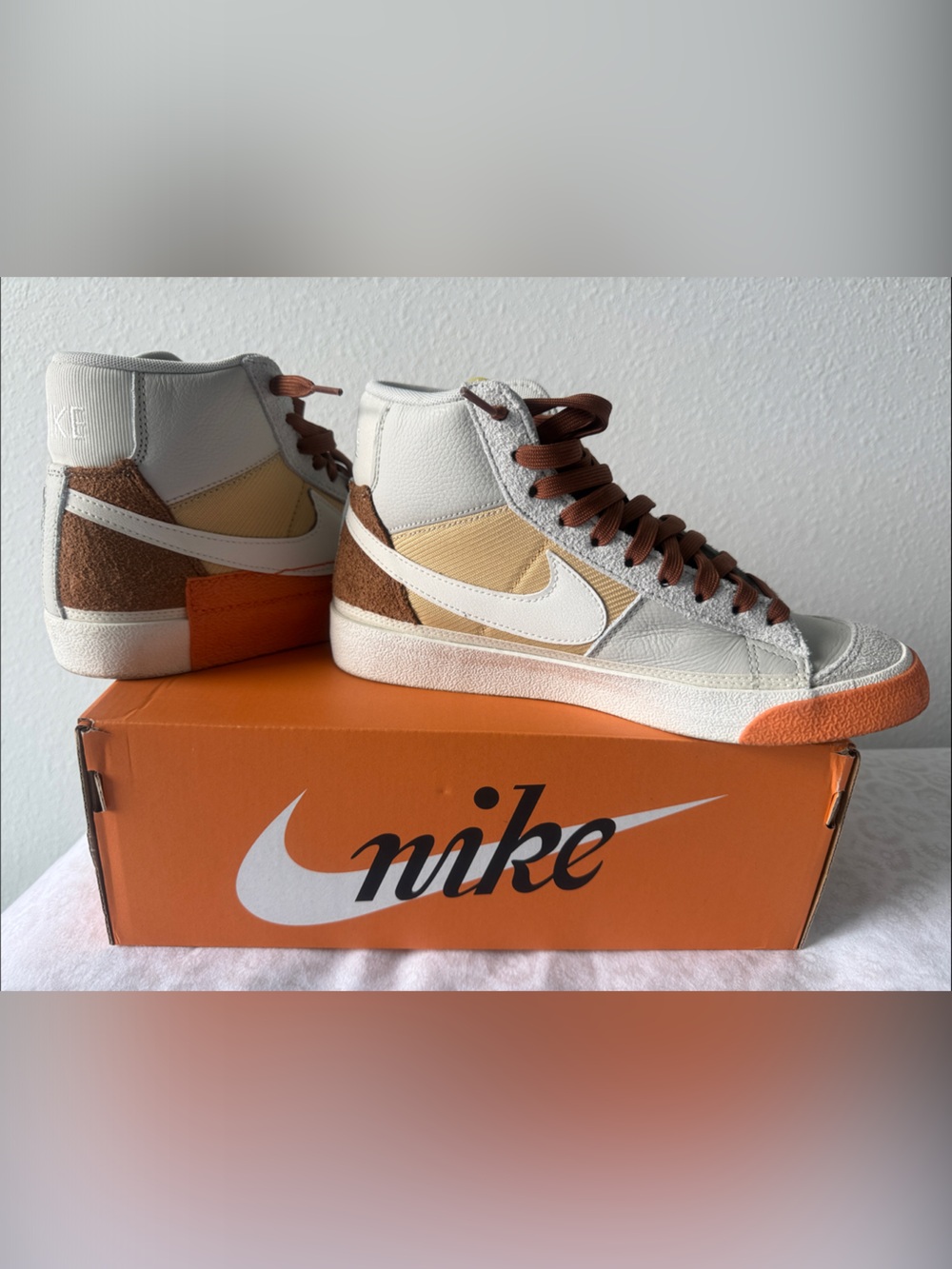 Nike BLAZER MIDS 77’Sneakers in White, Tan, Brown & Orange